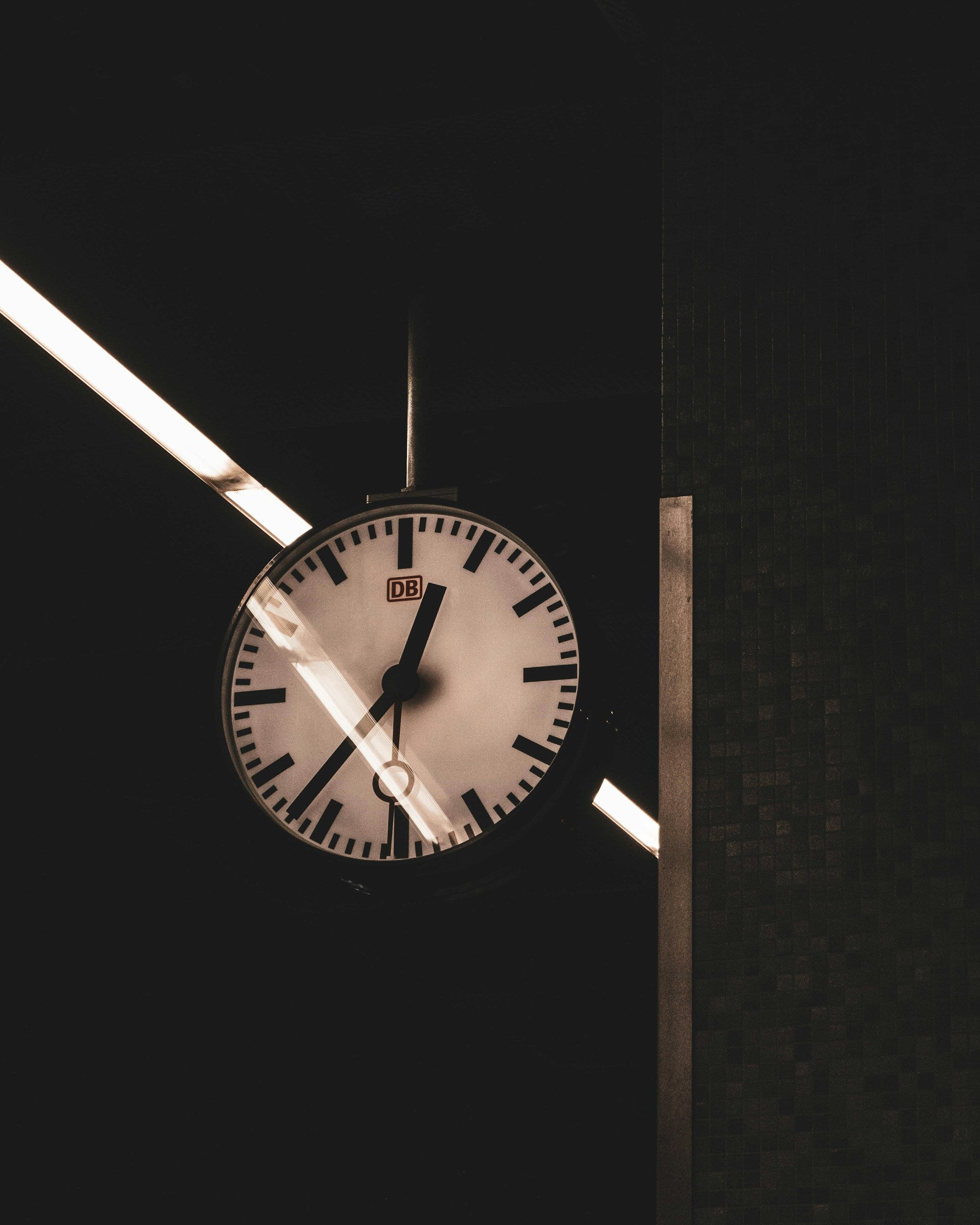 Vintage clock with 'DB' logo on a dark background